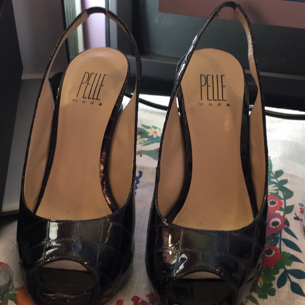 Pelle Moda Jeri Gray Patent Croco 7M. EUC.